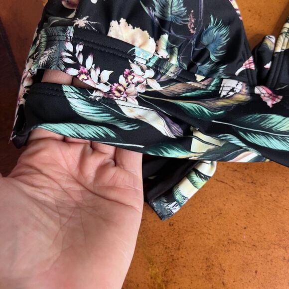 Kona Sol NWT Peak A Boo Band Tie Back Bikini Top Black Tropical Size S(4-6) - Picture 4 of 11